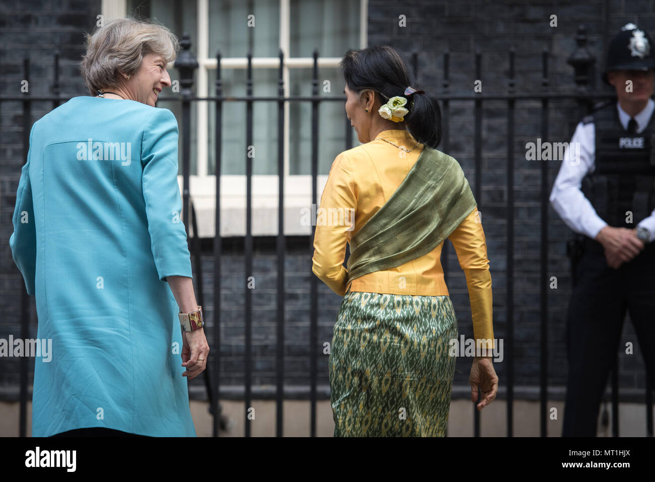 Whitehall, London, UK. 13. September 2016. Der britische Premierminister Theresa May grüßt die birmanische Führer und Ratgeber Aung San Suu Kyi außerhalb Stockfoto