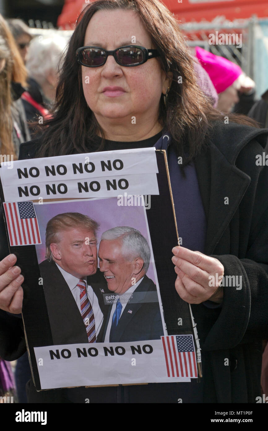 ASHEVILLE, North Carolina, USA - Januar 20, 2018: Frau unter eine große Volksmenge marschiert in der Frauen 2018 März hält eine politische Zeichen Donald angezeigt Stockfoto