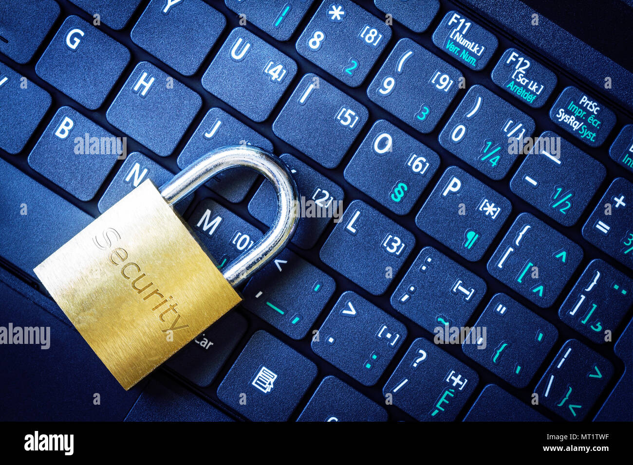 Goldene Vorhängeschloss auf dem Computer Laptop Tastatur mit Sicherheit Wort eingraviert. Konzept der Internet Security, Datenschutz, Computerkriminalität Verhinderung. Stockfoto
