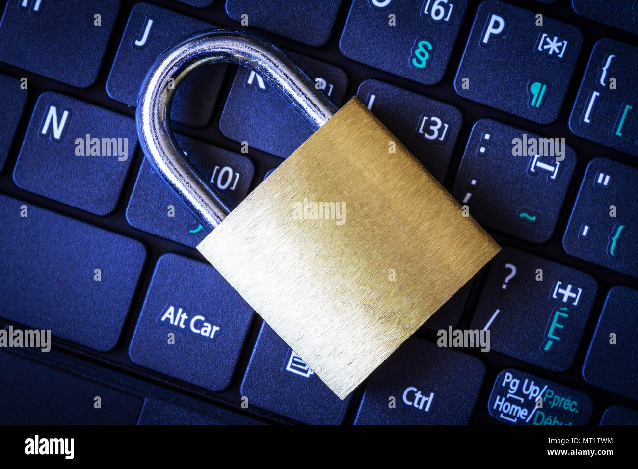 Goldene Vorhängeschloss auf dem Computer Laptop Tastatur. Konzept der Internet Security, Datenschutz, Computerkriminalität Verhinderung. Stockfoto