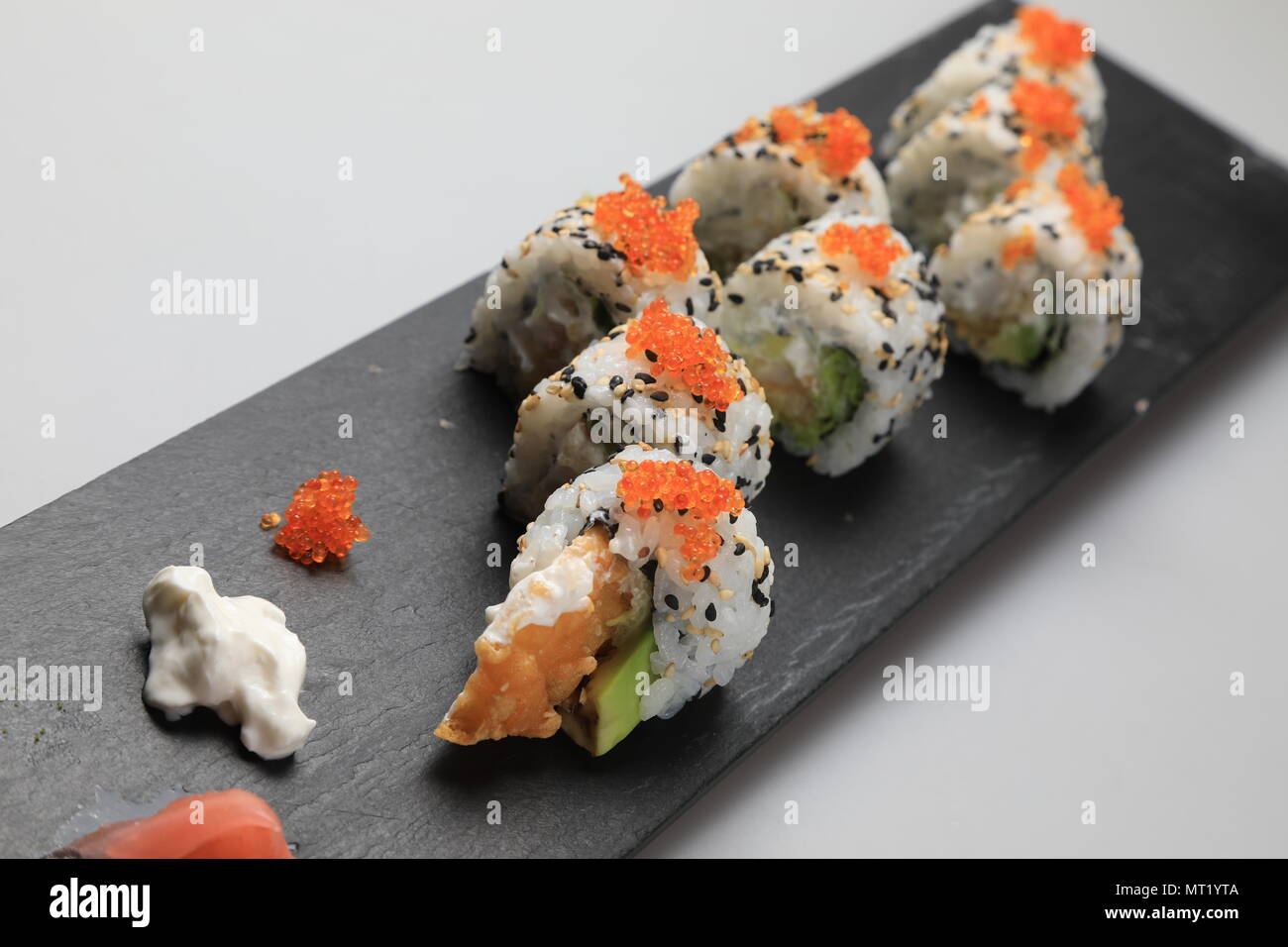 Sushi auf Schwarz gesetzt Stockfoto