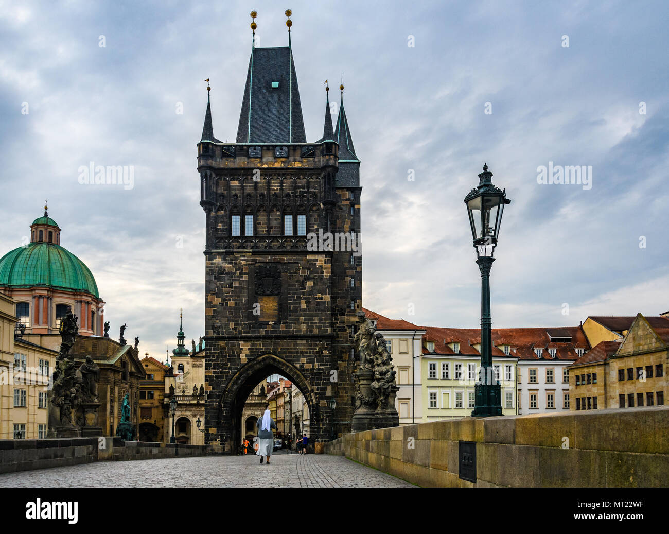 Blick auf den Altstädter Brückenturm an der Karlsbrücke in der Morgendämmerung, Prag, Tschechische Republik Stockfoto