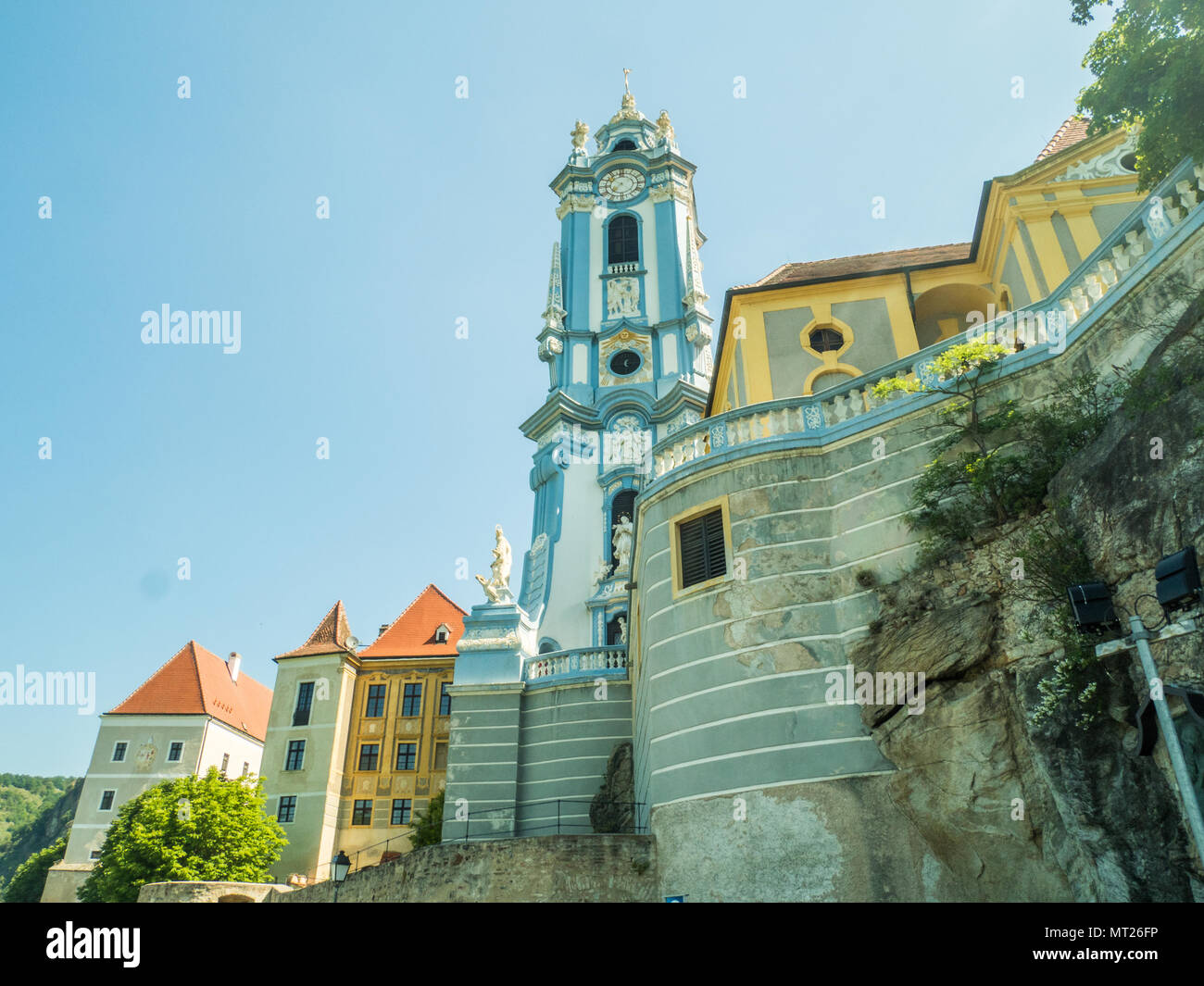 Die blauen Pfarrei Abteikirche in Durnstein, auf der Donau, Wachau, Österreich. Stockfoto