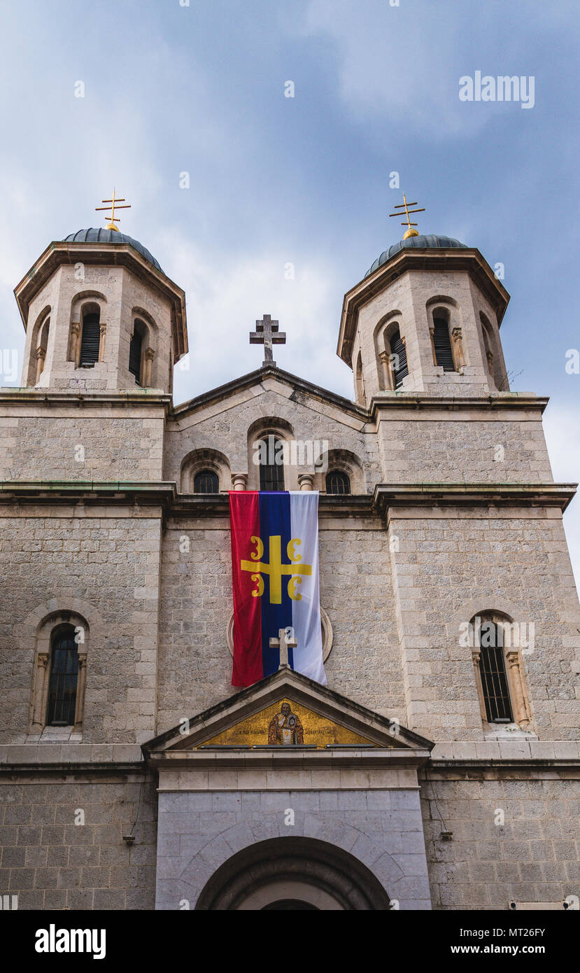 Fahne über Kotor Kirche Stockfoto