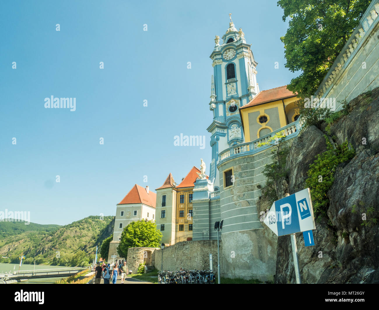 Die blauen Pfarrei Abteikirche in Durnstein, auf der Donau, Wachau, Österreich. Stockfoto