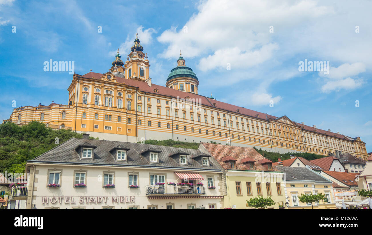 Stift Melk, eine Benediktinerabtei hoch über der Stadt Melk an der Donau in der Nähe der Wachau in Niederösterreich. Stockfoto