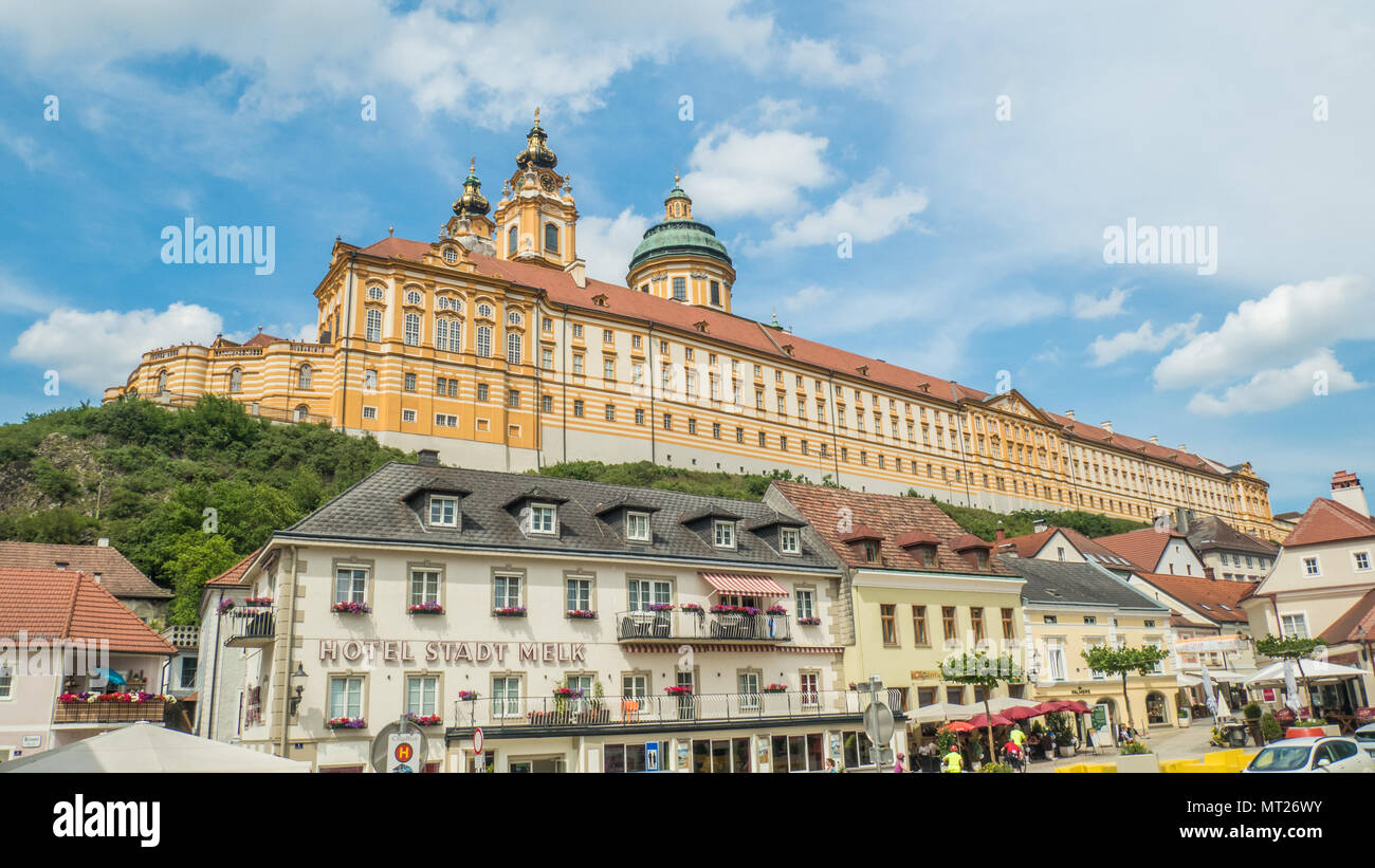Stift Melk, eine Benediktinerabtei hoch über der Stadt Melk an der Donau in der Nähe der Wachau in Niederösterreich. Stockfoto