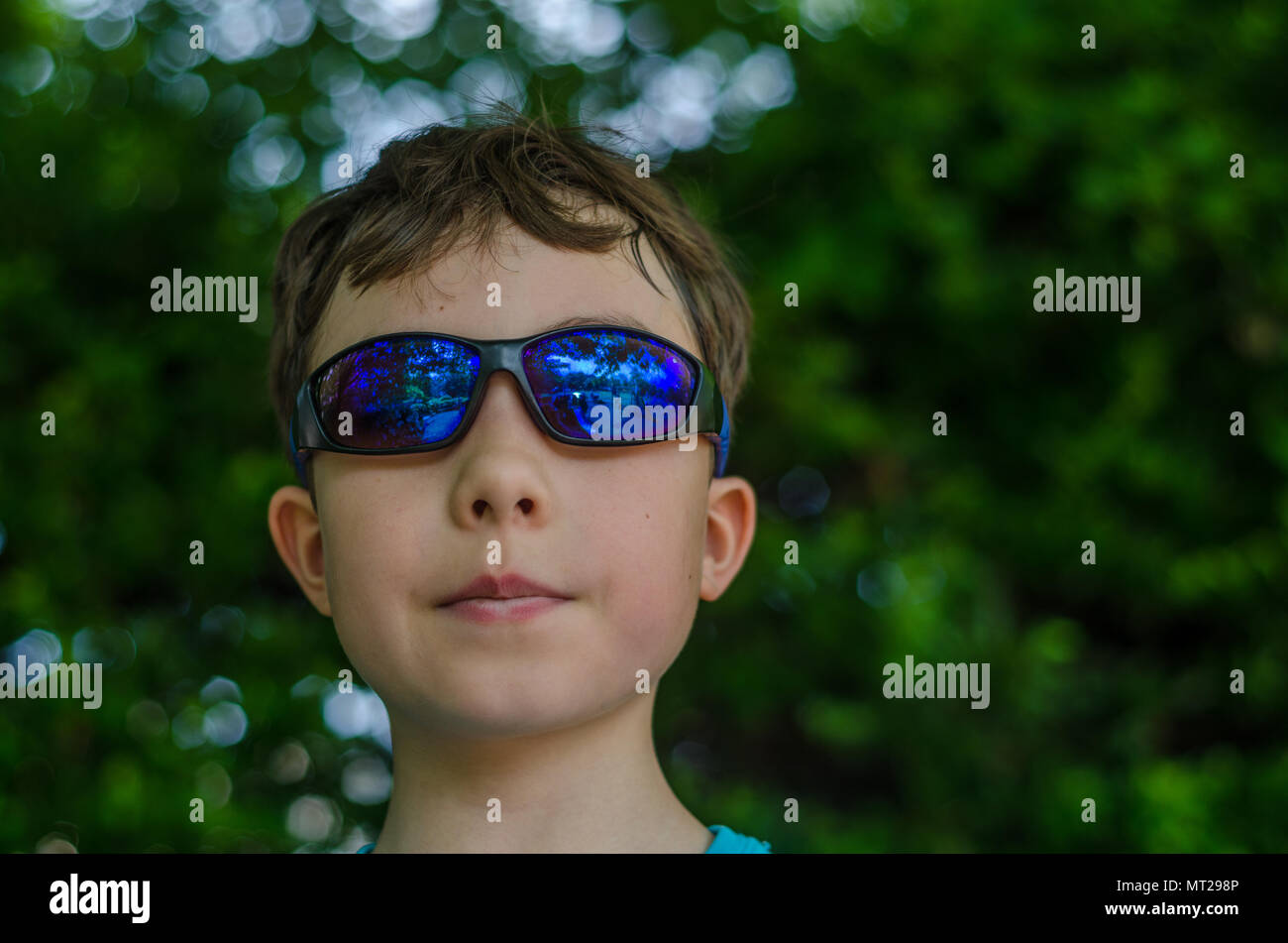 Eine Nahaufnahme Portrait eines jungen Sonnenbrille tragen. Stockfoto
