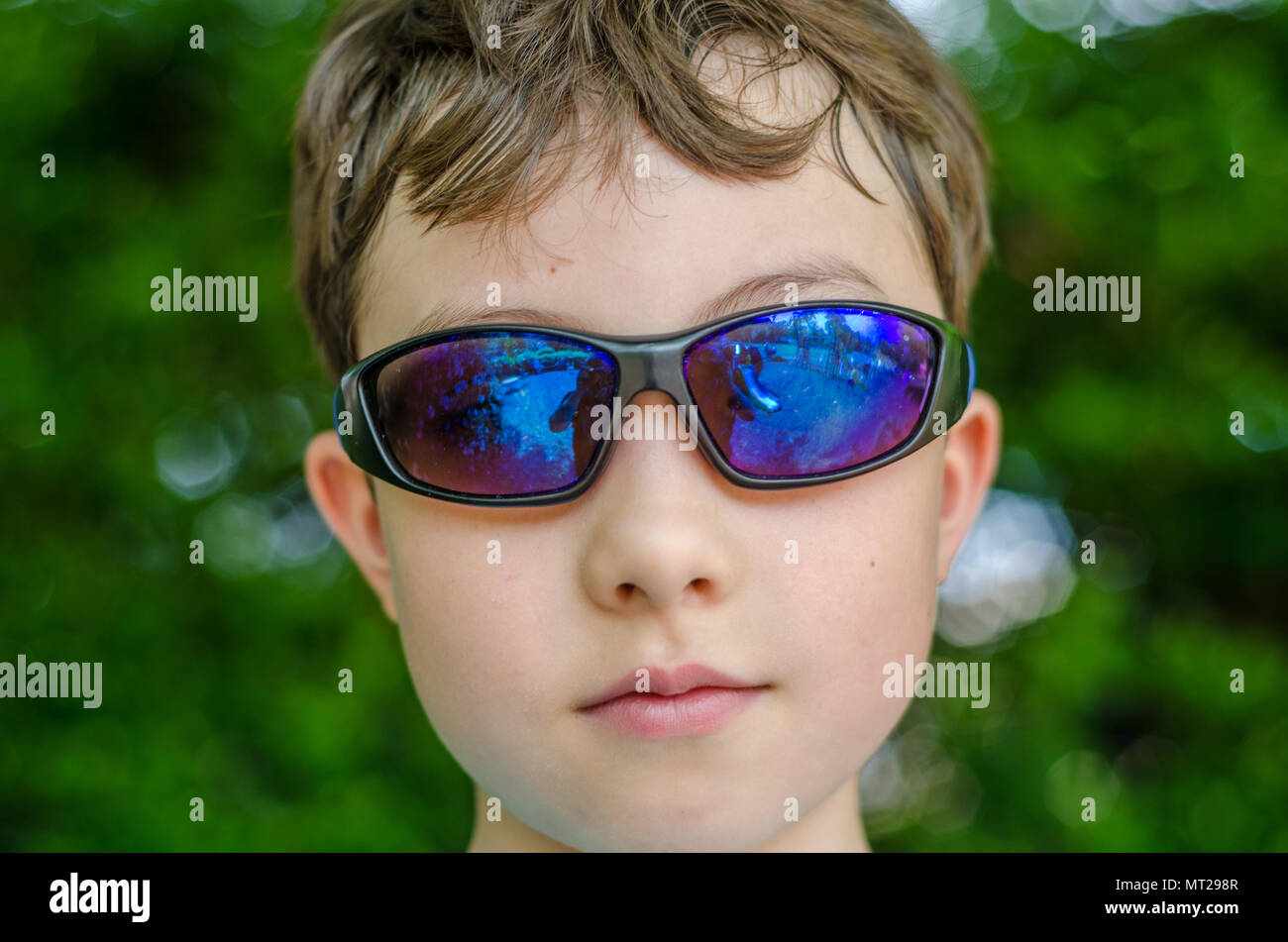 Eine Nahaufnahme Portrait eines jungen Sonnenbrille tragen. Stockfoto