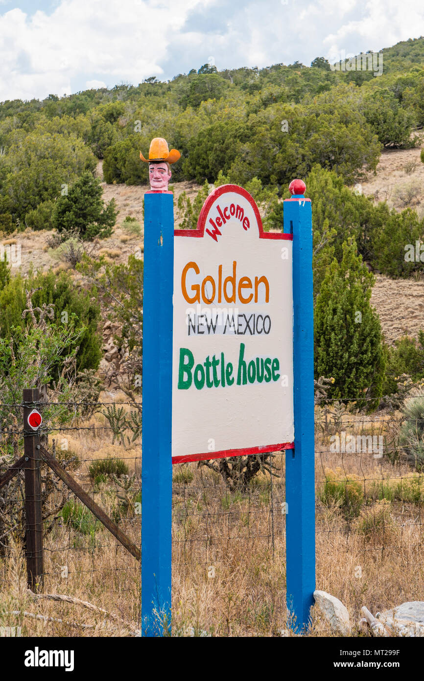 Eine bunte Straßenrand Zeichen für die Flasche Haus, eine einzigartige Attraktion, in Golden, Colorado. Stockfoto