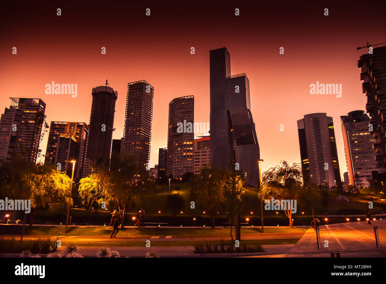 Wolkenkratzer in Mexiko Stadt um Reform Avenue mit blauem Himmel Stockfoto
