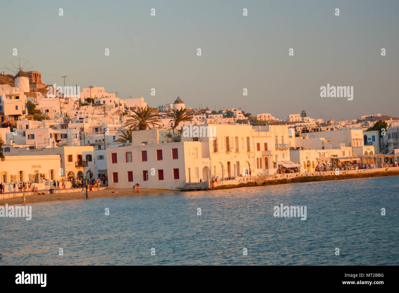 Santorini ist eine griechische Insel mit den meisten Unsympathisch Sonnenuntergang, kristallklares Wasser und schöne Strände. Stockfoto