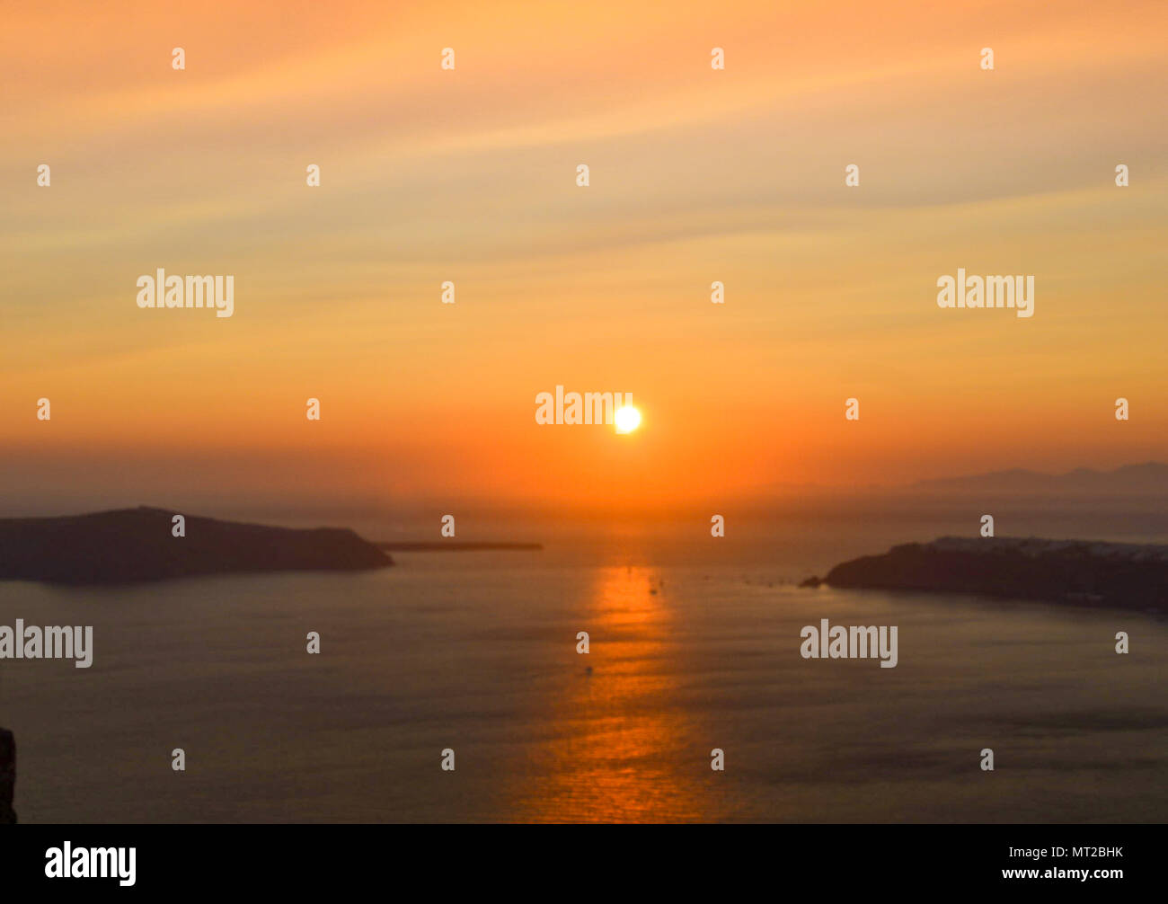 Santorini ist eine griechische Insel mit den meisten Unsympathisch Sonnenuntergang, kristallklares Wasser und schöne Strände. Stockfoto