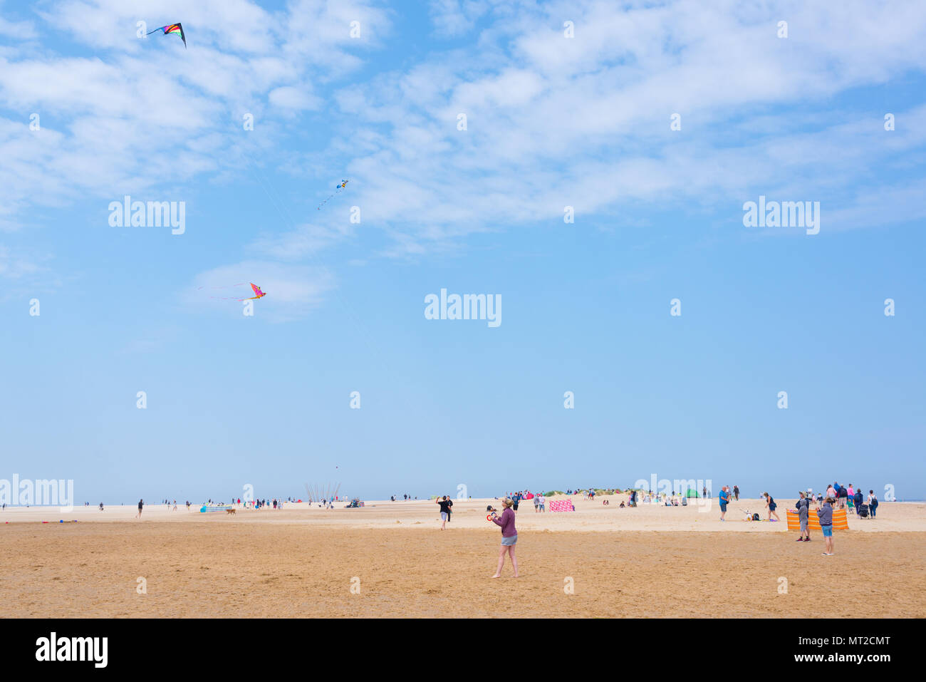 Wells-next-the-Sea, Norfolk, Großbritannien. 27. Mai 2018. Personen, die der sonnigen warmen Tag während der Bank Holiday Wochenende am Strand in Norfolk. Credit: Nicola Ferrari/Alamy Leben Nachrichten. Stockfoto