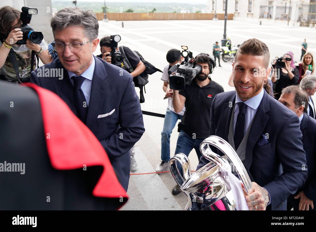 Von Real Madrid Spanisch Verteidiger Sergio Ramos halten Sie die Trophäe aus der Kathedrale von Almudena in Madrid am 27. Mai 2018 als Spieler ihren dritten Champions League Titel in einer Reihe in Kiew feiern Stockfoto