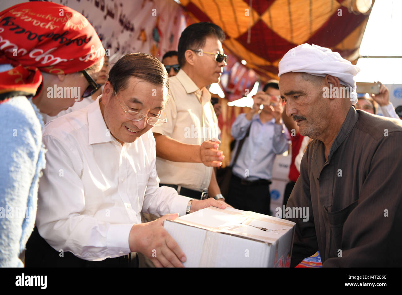 Kairo, Ägypten. 27. Mai, 2018. Der chinesische Botschafter in Ägypten Song Aiguo (2. L) vertreibt eine Ramadan Geschenk Box an einen Mann in Kairo, Ägypten, am 27. Mai 2018. Dutzende von chinesischen Unternehmen am Sonntag geschickt Hunderte von Essen Kisten an die Bedürftigen Menschen und hielt eine Nächstenliebe iftar Tabelle in Kairo Maadi District, die Freude der Ägypter während des heiligen Monats Ramadan. Credit: Wu Huiwo/Xinhua/Alamy leben Nachrichten Stockfoto