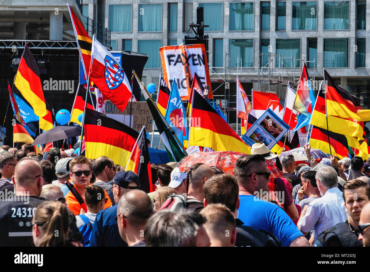 Deutschland, Berlin-Mitte, 27. Mai 2018. Die AFD 'Zukunft für Deutschland" Demonstration. Die AfD Unterstützer met am Hauptbahnhof gegen die Politik der Regierung zu protestieren. Der rechte Flügel gegen die Einwanderung Partei Demonstranten vor dem Brandenburger Tor marschierten, wo Sie durch Proteste der linken politischen Gruppen organisierten herausgefordert wurden, Berliner Clubs, DJs und "Die vielen 'Künstler' und Schauspieler' Association. Top Demonstranten, die gegen den Hass" gegen Rechtsextremismus und für Demokratie und eine vielfältige Gesellschaft stehen. Credit: Eden Breitz/Alamy leben Nachrichten Stockfoto