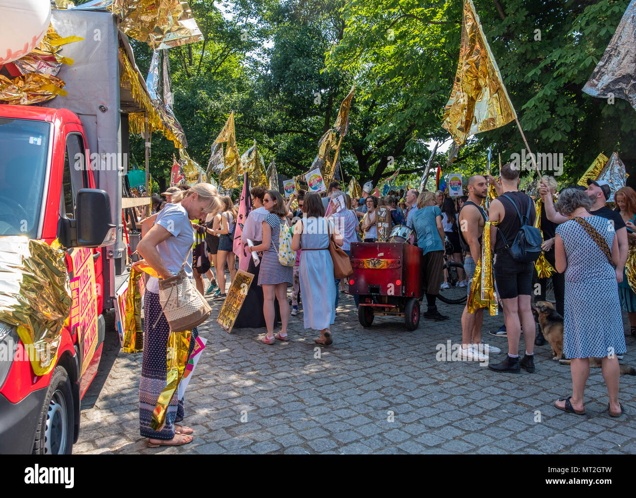 Deutschland, Berlin-Mitte, 27. Mai 2018. Glänzende Demonstration der "Vielen" gegen die bundesweiten Rechten AFD Demo am gleichen Tag. Demonstranten in Weinberg Park montiert gekleidet in glänzendem Kleid und glänzenden Banner & Fahnen die Demonstranten zogen vom Park aus durch die Mitte zum Brandenburger Tor gegen Rassismus, Antisemitismus, Faschismus und Nazismus zu protestieren. Die Vielen ist eine Vereinigung von Künstlern, Ensembles und Akteuren, die sich gegen Rechtsextremismus und für Demokratie und eine vielfältige Gesellschaft. Stand: Eden Breitz/Alamy leben Nachrichten Stockfoto