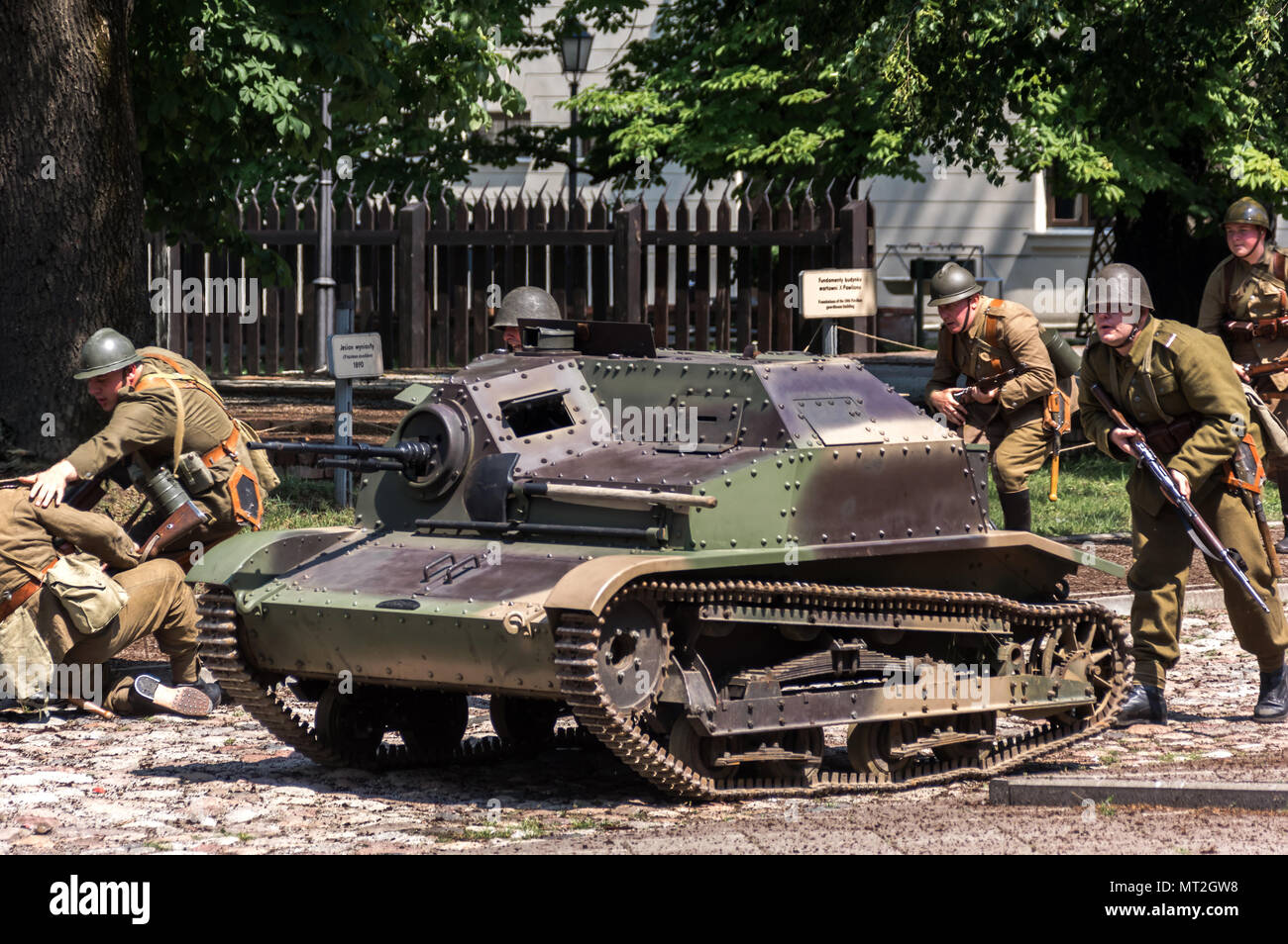 Warschau, Polen 27. Mai 2018 Reenactors stellen eine Schlacht