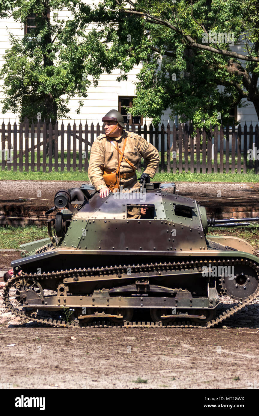 Warschau, Polen - 27. Mai 2018: Militärischer Reenactor in polnischer Uniform nimmt an einer Nachstellung des Zweiten Weltkriegs auf der Warschauer Strategiespielkonvention Grenadier 2018 Teil. Stockfoto