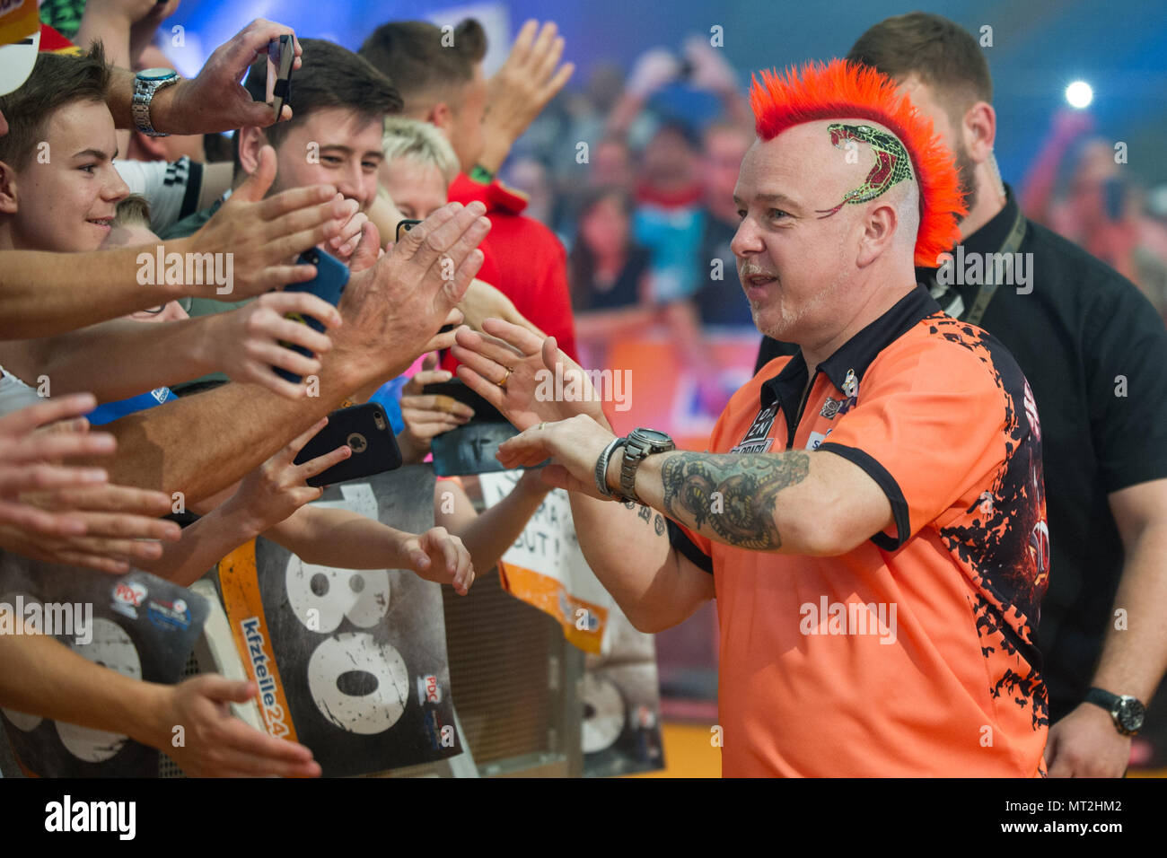 Gelsenkirchen, Deutschland. 25 Mai, 2018. Peter Wright (ENG) klatscht mit den Fans, zu Fuß auf, Ventilator, Ventilatoren, Zuschauer, Fans, Anhänger, halb Bild, halb Abbildung, Deutsche Dart Meister, am 25.05.2018 in der Veltins Arena in Gelsenkirchen. | Verwendung der weltweiten Kredit: dpa/Alamy leben Nachrichten Stockfoto