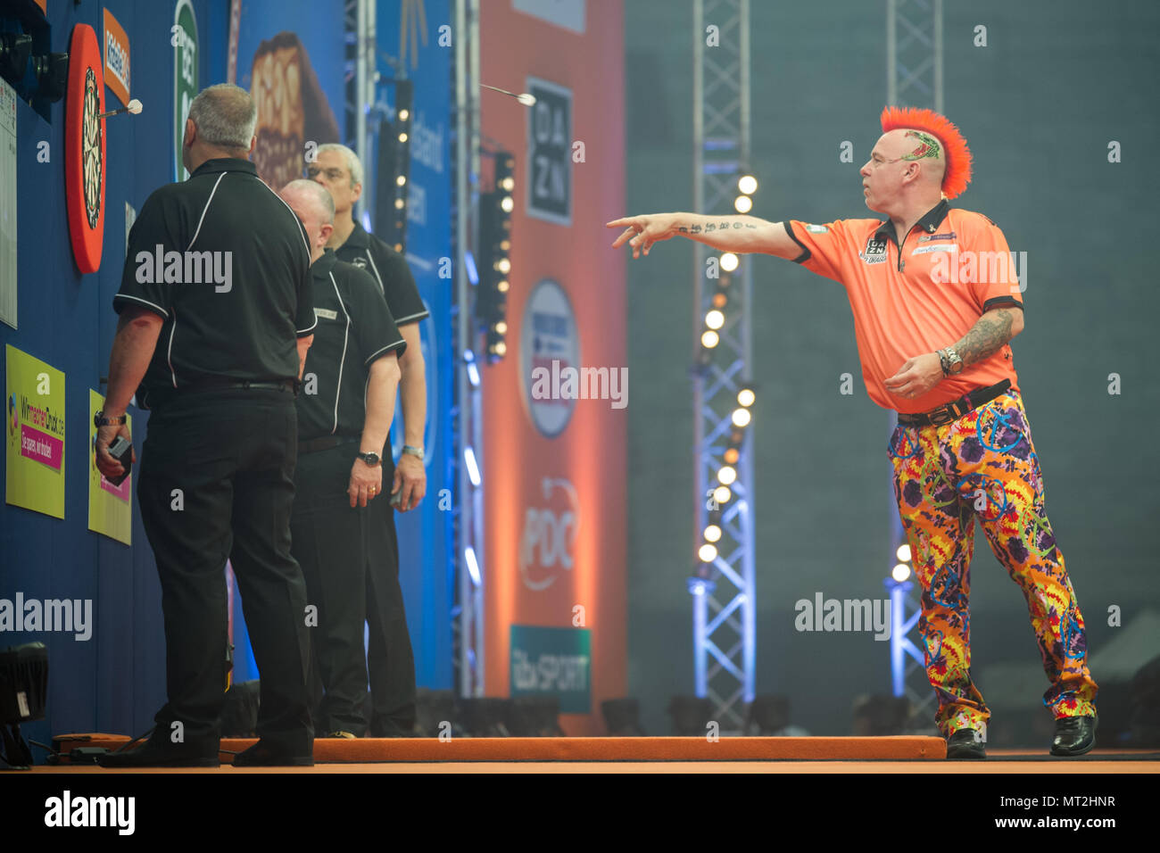 Gelsenkirchen, Deutschland. 25 Mai, 2018. Peter Wright (ENG), Aktion, werfen, werfen, vollständige Abbildung, Deutsche Dart Meister, am 25.05.2018 in der Veltins Arena in Gelsenkirchen. | Verwendung der weltweiten Kredit: dpa/Alamy leben Nachrichten Stockfoto