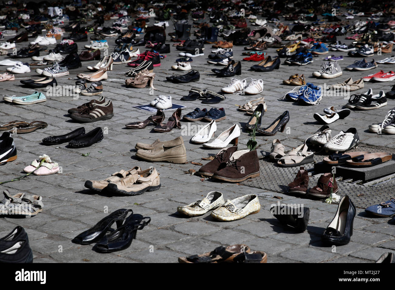 Brüssel, Belgien, 28. Mai 2018. Paar Schuhe befindet sich an der Place Jean Rey Vor dem EU-Rat, die von 4.500 leere Paar Schuhe fallen Jede Person, die Israel in den letzten zehn Jahren getötet Memorialize. Alexandros Michailidis/Alamy leben Nachrichten Stockfoto