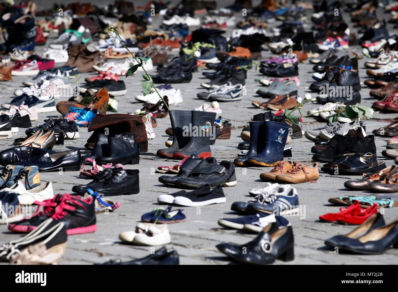 Brüssel, Belgien, 28. Mai 2018. Paar Schuhe befindet sich an der Place Jean Rey Vor dem EU-Rat, die von 4.500 leere Paar Schuhe fallen Jede Person, die Israel in den letzten zehn Jahren getötet Memorialize. Alexandros Michailidis/Alamy leben Nachrichten Stockfoto
