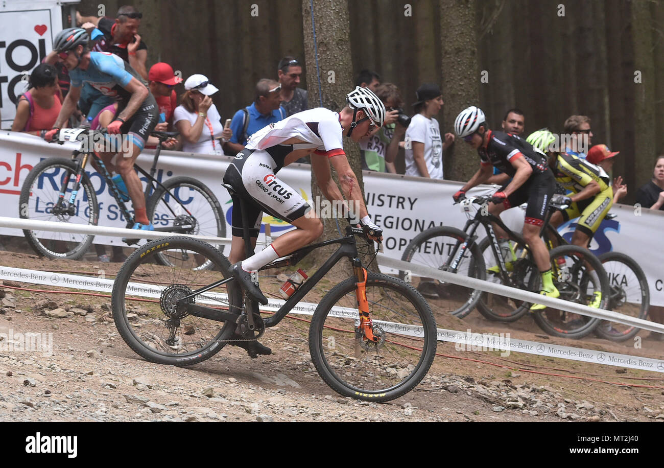 Cross country Biker MATHIEU VAN DER POEL der Niederlande lässt das Rennen während der Wm Mountainbiken in Nové Město na Moravě, Tschechische Republik, 27. Mai 2018. (CTK Photo/Lubos Pavlicek) Stockfoto