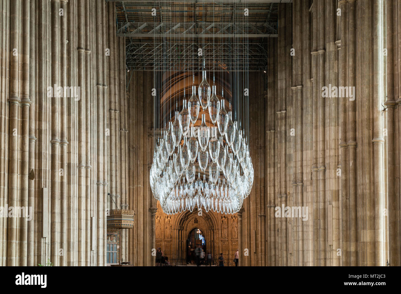 Canterbury, Großbritannien. 27. Mai, 2018. "Unter den gleichen Himmel', eine große Kunst Installation ist in der Kathedrale von Canterbury eröffnet. Es markiert den 100. Jahrestag des Endes des Ersten Weltkriegs. Die Arbeit wird durch die Künstler Monica Guggisberg und Philip Baldwin, der meist in Glas arbeiten. Dieses Stück, in das Kirchenschiff der Kathedrale hängen, wird als "Boot der Erinnerung' und bezieht sich auf, unter anderem, die Flüchtlingskrise im Mittelmeer. Stockfoto