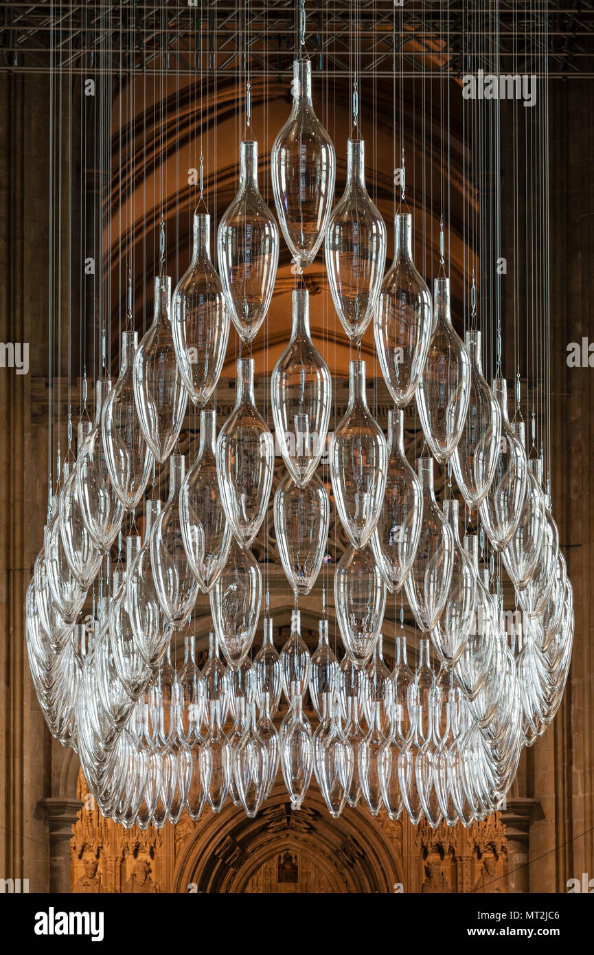 Canterbury, Großbritannien. 27. Mai, 2018. "Unter den gleichen Himmel', eine große Kunst Installation ist in der Kathedrale von Canterbury eröffnet. Es markiert den 100. Jahrestag des Endes des Ersten Weltkriegs. Die Arbeit wird durch die Künstler Monica Guggisberg und Philip Baldwin, der meist in Glas arbeiten. Dieses Stück, in das Kirchenschiff der Kathedrale hängen, wird als "Boot der Erinnerung' und bezieht sich auf, unter anderem, die Flüchtlingskrise im Mittelmeer. Stockfoto