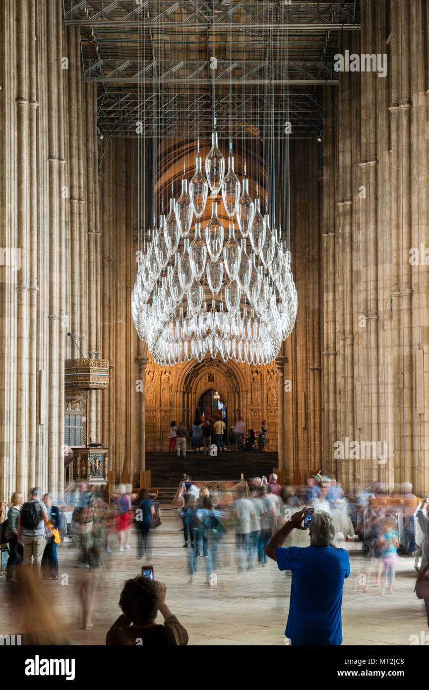 Canterbury, Großbritannien. 27. Mai, 2018. "Unter den gleichen Himmel', eine große Kunst Installation ist in der Kathedrale von Canterbury eröffnet. Es markiert den 100. Jahrestag des Endes des Ersten Weltkriegs. Die Arbeit wird durch die Künstler Monica Guggisberg und Philip Baldwin, der meist in Glas arbeiten. Dieses Stück, in das Kirchenschiff der Kathedrale hängen, wird als "Boot der Erinnerung' und bezieht sich auf, unter anderem, die Flüchtlingskrise im Mittelmeer. Stockfoto
