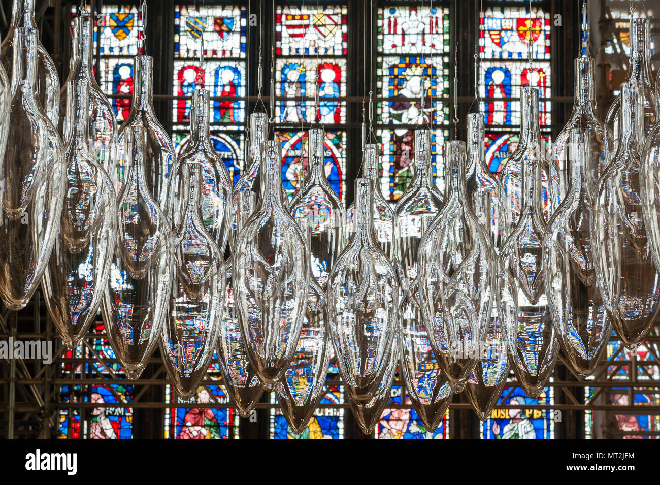 Canterbury, Großbritannien. 27. Mai, 2018. "Unter den gleichen Himmel', eine große Kunst Installation ist in der Kathedrale von Canterbury eröffnet. Es markiert den 100. Jahrestag des Endes des Ersten Weltkriegs. Die Arbeit wird durch die Künstler Monica Guggisberg und Philip Baldwin, der meist in Glas arbeiten. Dieses Stück, in das Kirchenschiff der Kathedrale hängen, wird als "Boot der Erinnerung' und bezieht sich auf, unter anderem, die Flüchtlingskrise im Mittelmeer. Stockfoto