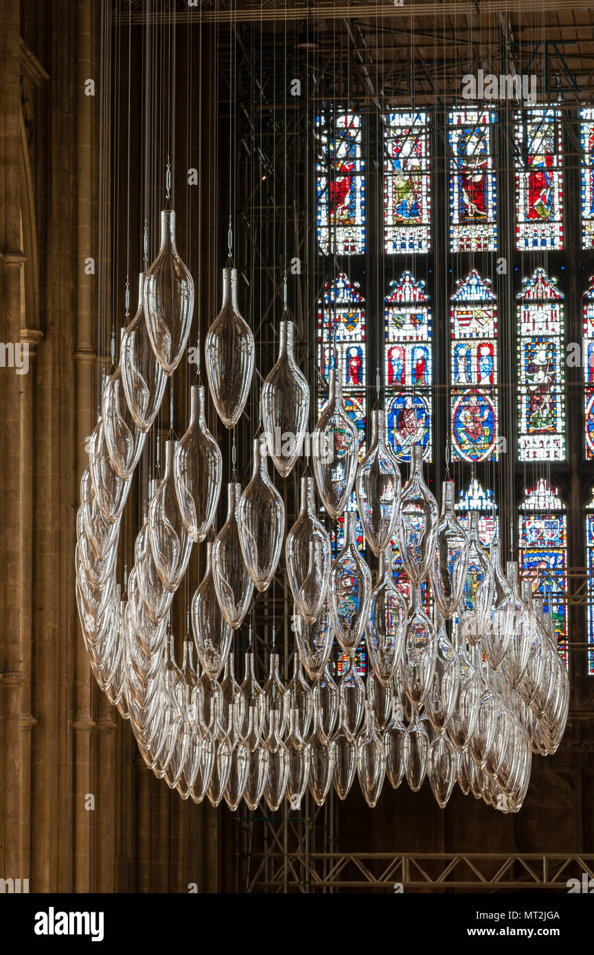 Canterbury, Großbritannien. 27. Mai, 2018. "Unter den gleichen Himmel', eine große Kunst Installation ist in der Kathedrale von Canterbury eröffnet. Es markiert den 100. Jahrestag des Endes des Ersten Weltkriegs. Die Arbeit wird durch die Künstler Monica Guggisberg und Philip Baldwin, der meist in Glas arbeiten. Dieses Stück, in das Kirchenschiff der Kathedrale hängen, wird als "Boot der Erinnerung' und bezieht sich auf, unter anderem, die Flüchtlingskrise im Mittelmeer. Stockfoto