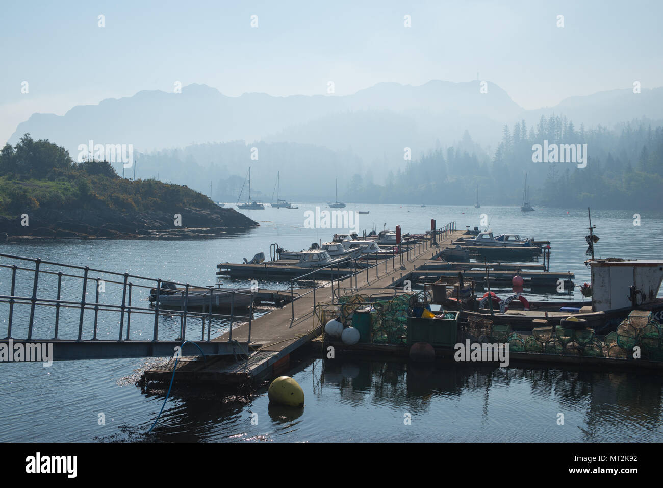 Brände Breakout in den westlichen Highlands von Schottland, wodurch eine dicke, rauchige Dunst über Plockton Hafen am Morgen. Stockfoto