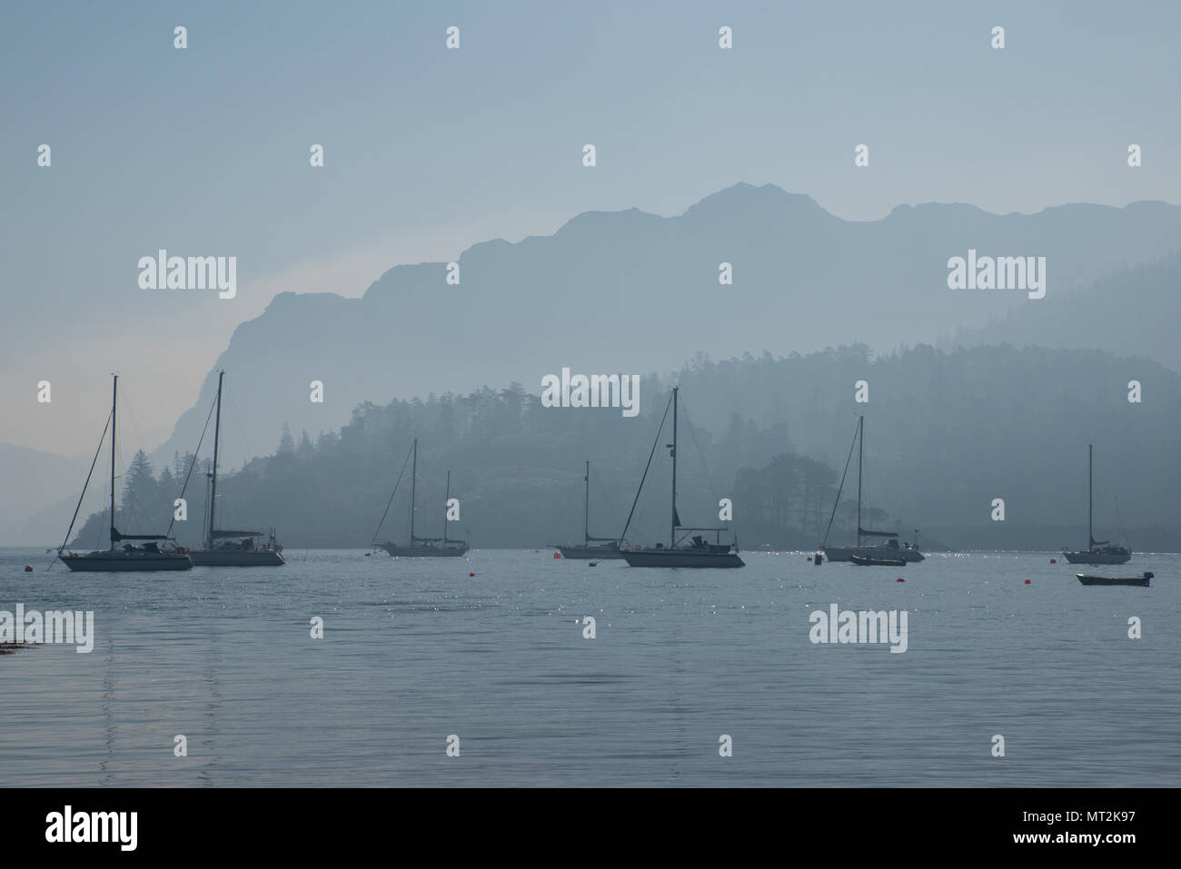 Brände Breakout in den westlichen Highlands von Schottland, wodurch eine dicke, rauchige Dunst über Plockton Hafen am Morgen. Stockfoto