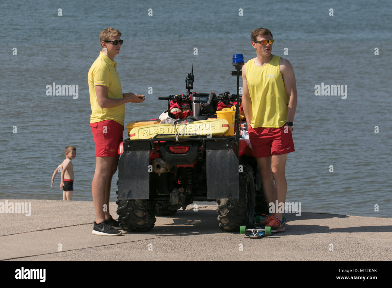 Frau Schattierung, um sich von der Sonne in Blackpool, Lancashire. UK Wetter. 28 Mai, 2018. Hellen sonnigen Start in den Tag an der Küste wie Urlaubern und Touristen die Annehmlichkeiten und Attraktionen an der Strandpromenade genießen. im warmen Sonnenschein. Credit: MediaWorldImages/AlamyLiveNews Stockfoto