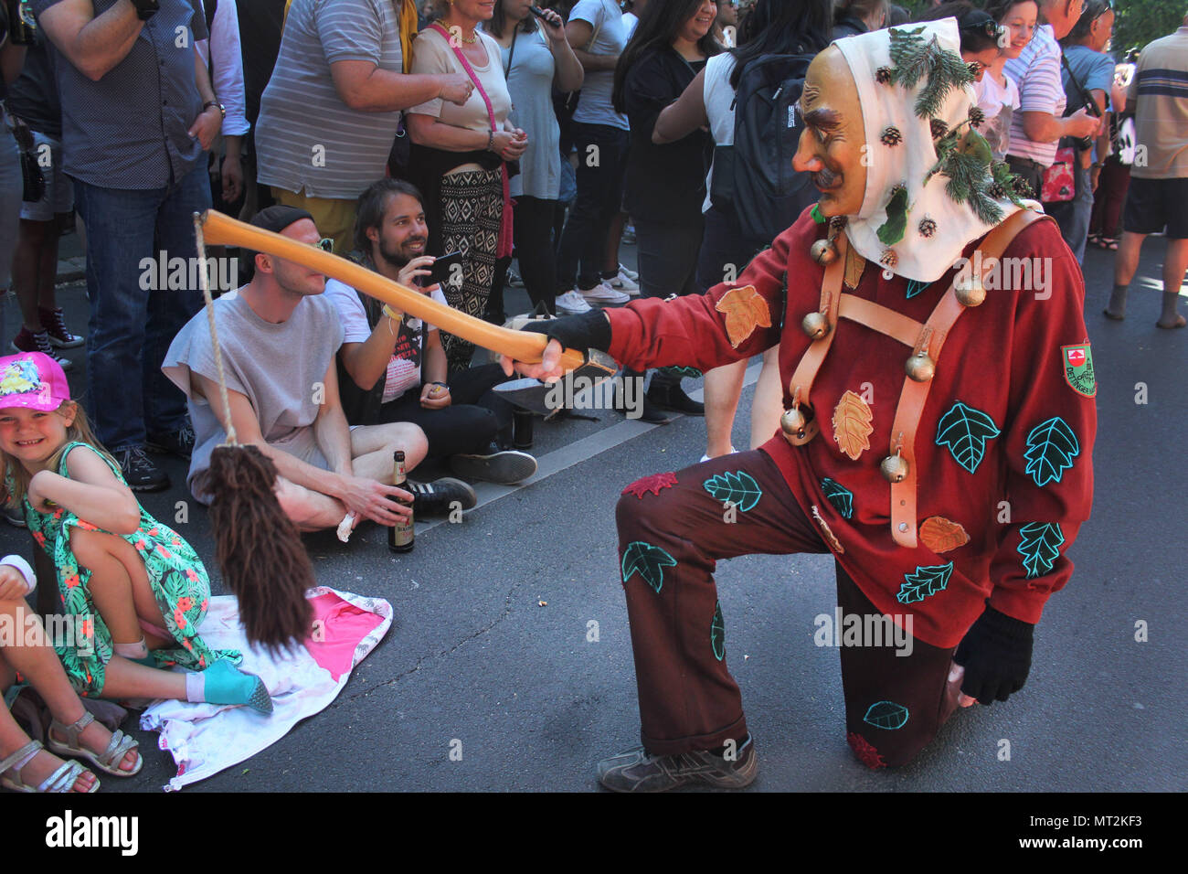 Parade Teilnehmer gekleidet in Kostüm während der Karneval der Kulturen in Berlin, die vom 18. bis 21. Mai nahm in diesem Jahr. Mehr als 4000 Teilnehmer in 68 Gruppen gebildet wurden durch Kreuzberg, die die meisten Taucher und multikulturellen Bezirk in Berlin am Sonntag. Rund 600 000 Besucher waren Brache Parade. Diese sind die bunten Tage in der Stadt. Stockfoto