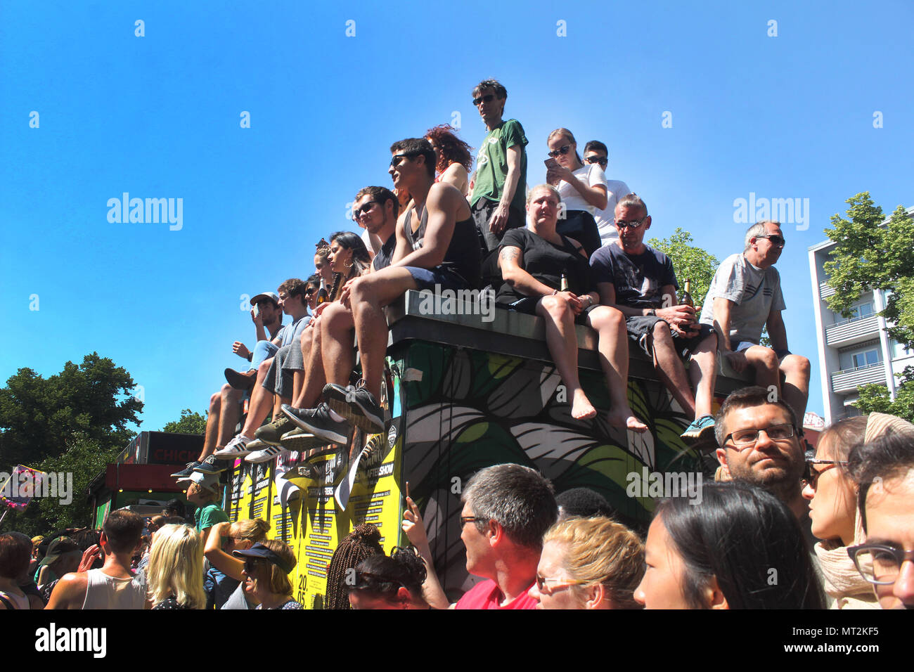 Besucher beobachten Parade während der Karneval der Kulturen in Berlin, die vom 18. bis 21. Mai nahm in diesem Jahr. Mehr als 4000 Teilnehmer in 68 Gruppen gebildet wurden durch Kreuzberg, die die meisten Taucher und multikulturellen Bezirk in Berlin am Sonntag. Rund 600 000 Besucher waren Brache Parade. Diese sind die bunten Tage in der Stadt. Stockfoto