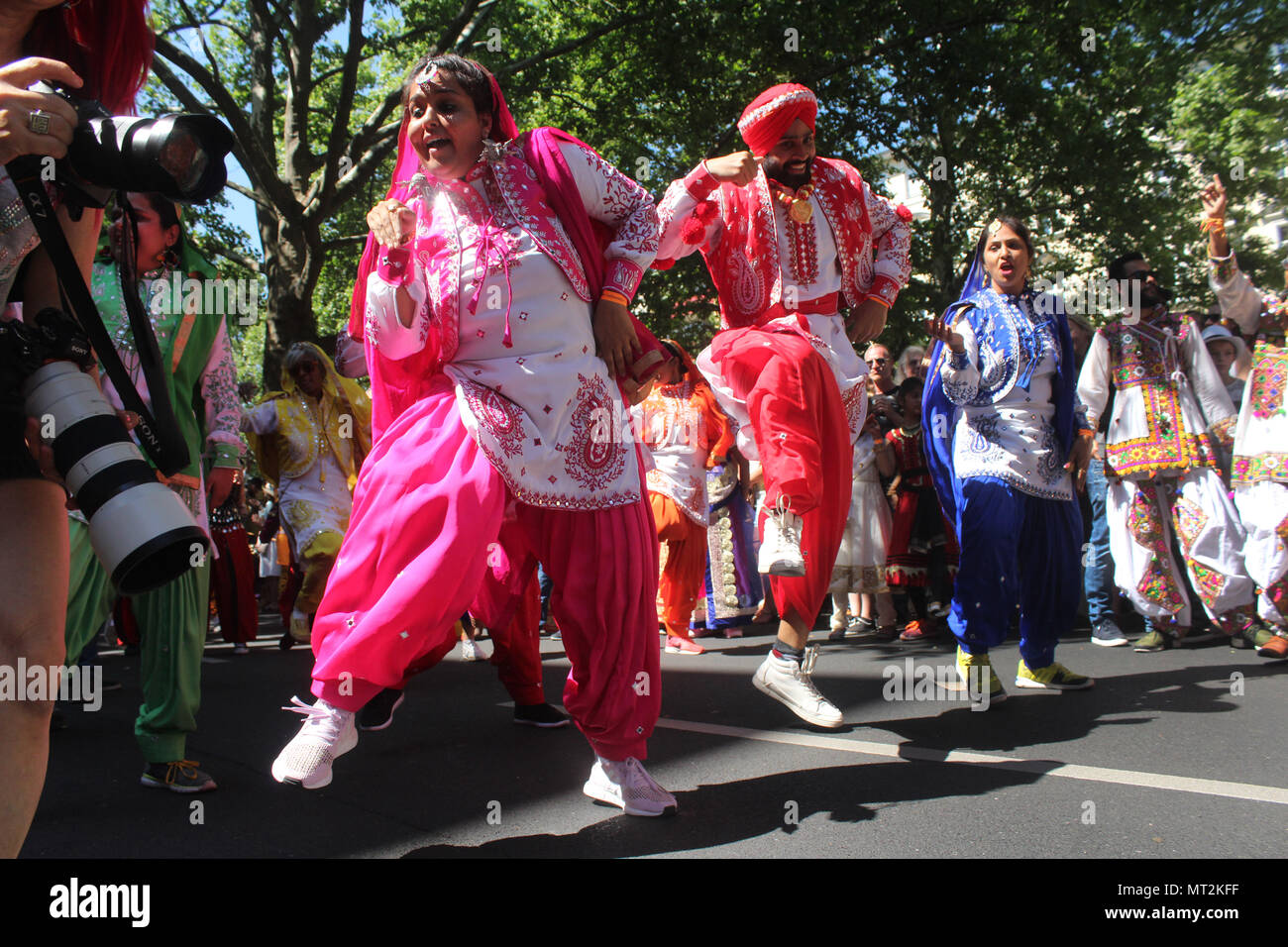 Bollywood Tanz von der Karneval der Kulturen in Berlin, die vom 18. bis 21. Mai nahm in diesem Jahr. Mehr als 4000 Teilnehmer in 68 Gruppen gebildet wurden durch Kreuzberg, die die meisten Taucher und multikulturellen Bezirk in Berlin am Sonntag. Rund 600 000 Besucher waren Brache Parade. Diese sind die bunten Tage in der Stadt. Stockfoto