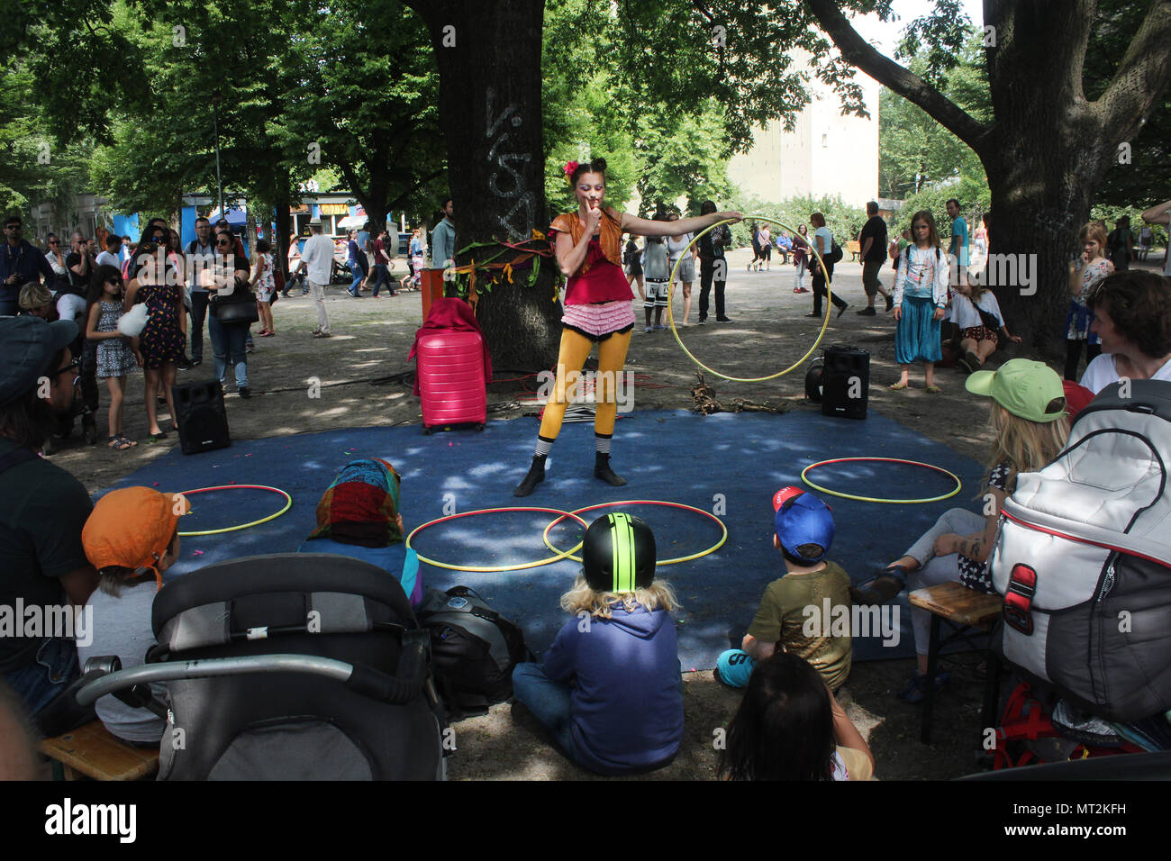 Kinder Attraktionen von der Karneval der Kulturen in Berlin, die vom 18. bis 21. Mai nahm in diesem Jahr. Mehr als 4000 Teilnehmer in 68 Gruppen gebildet wurden durch Kreuzberg, die die meisten Taucher und multikulturellen Bezirk in Berlin am Sonntag. Rund 600 000 Besucher waren Brache Parade. Diese sind die bunten Tage in der Stadt. Stockfoto