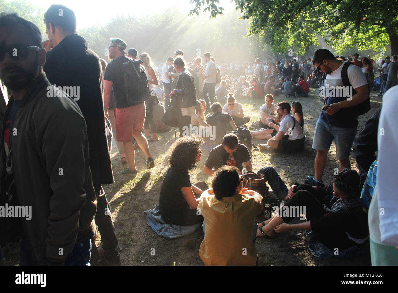 Party Leute beim Karneval der Kulturen in Berlin, die vom 18. bis 21. Mai nahm dieses Jahr gesehen. Mehr als 4000 Teilnehmer in 68 Gruppen gebildet wurden durch Kreuzberg, die die meisten Taucher und multikulturellen Bezirk in Berlin am Sonntag. Rund 600 000 Besucher waren Brache Parade. Diese sind die bunten Tage in der Stadt. Stockfoto
