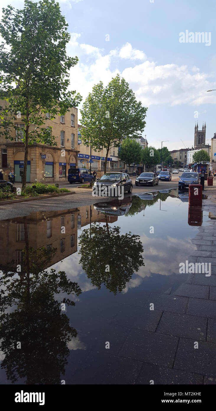 Bristol, UK. 27. Mai 2018. UK Wetter. Mai 2018 Bank Holiday Wochenende Hochwasser in Bristol auf Whiteladies Road. Robert Timoney/Alamy/Live/Aktuelles Stockfoto