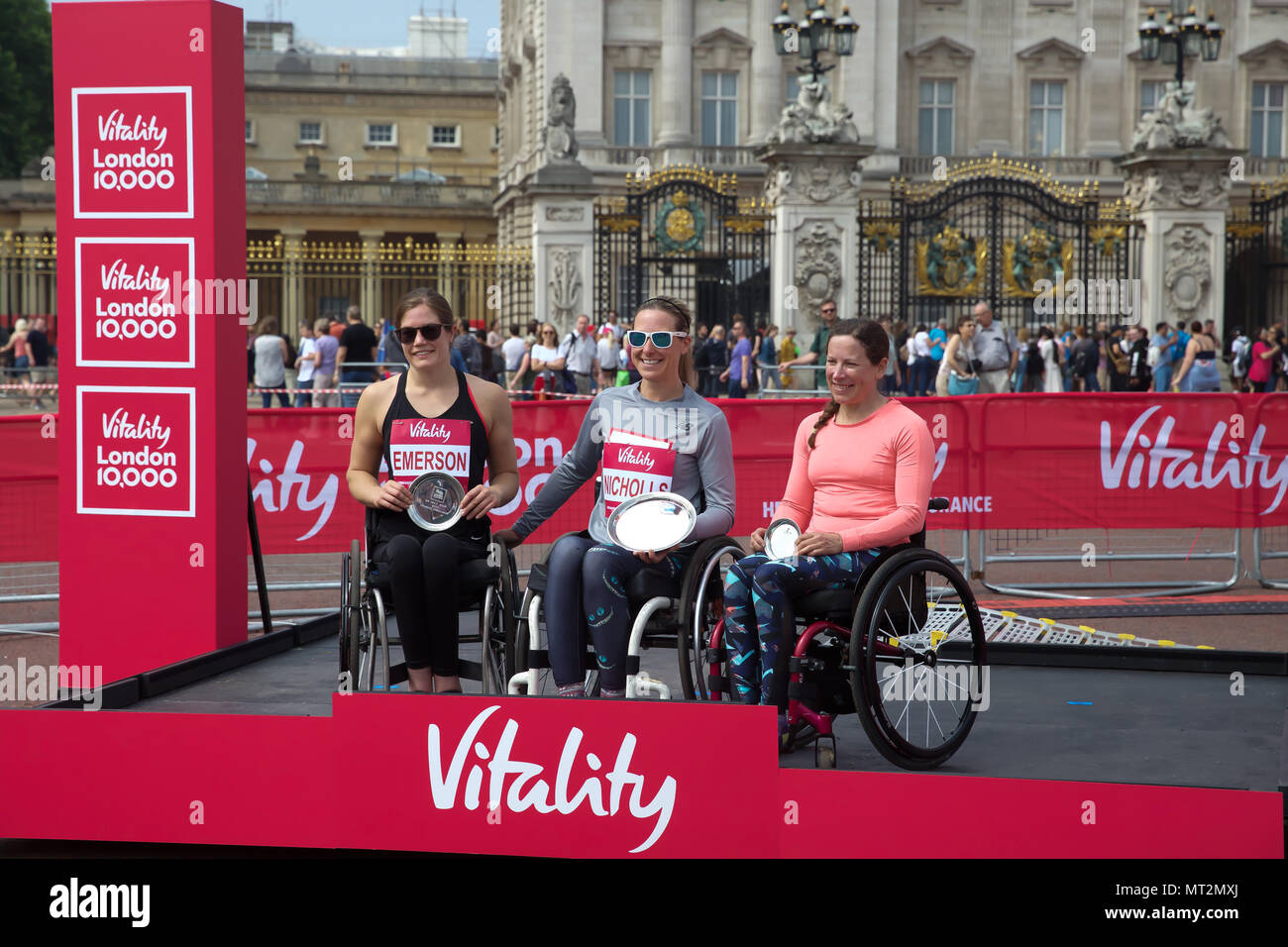 London, UK, 28. Mai 2018, Nikki Emerson, Mel Nicholls und Liz Mcternan posieren mit ihren Trophäen an Vitalität London 10.000. Die 10 K laufen, ist nun in seinem 10. Jahr. Jessica Ennis-Hill war anwesend, die Vitalität London 10.000 zu starten und die Medaillen. Kredit Keith Larby/Alamy leben Nachrichten Stockfoto