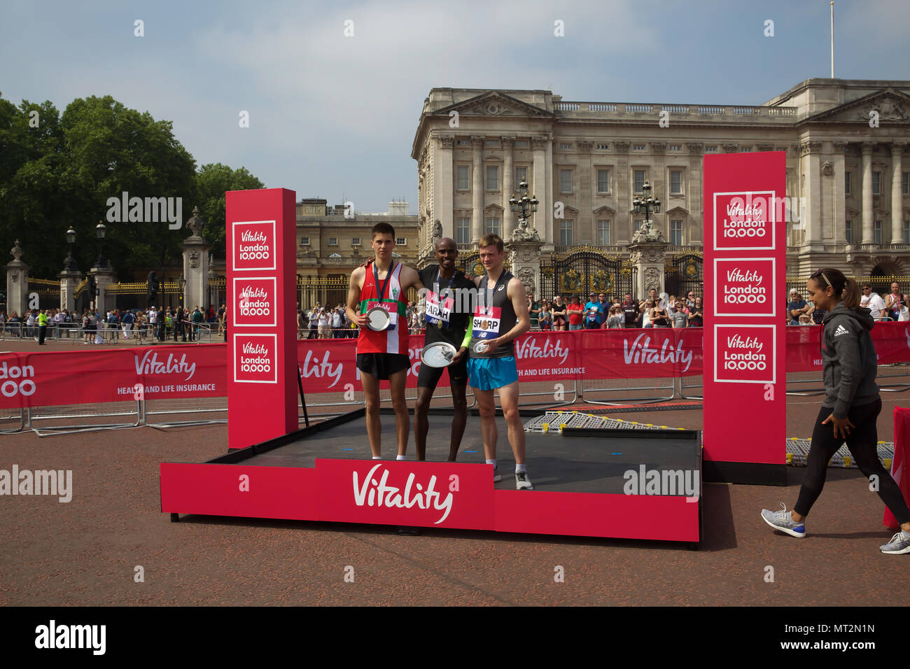 London, UK, 28. Mai 2018, Richard Allen, Sir Mo Farah und Matthew Sharp Gewinner der Vitalität London 10.000, die in London stattfanden. Kredit Keith Larby/Alamy leben Nachrichten Stockfoto