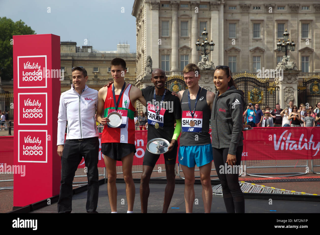 London, UK, 28. Mai 2018, Richard Allen, Sir Mo Farah und Matthew Sharp Gewinner der Vitalität London 10.000, die in London stattfanden. Kredit Keith Larby/Alamy leben Nachrichten Stockfoto