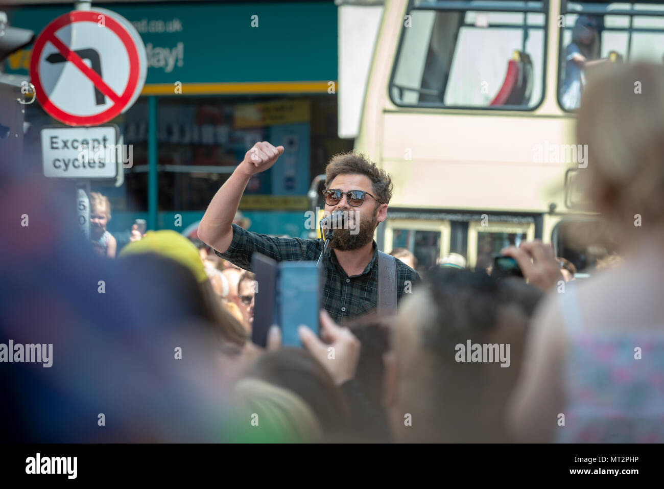 Englische singer-songwriter und Musiker, Mike Rosenberg besser unter seinem Künstlernamen Passagier bekannt ist, überrascht, als er anfing, Straßenmusik in in der Straße in Brighton, East Sussex, UK. Stockfoto