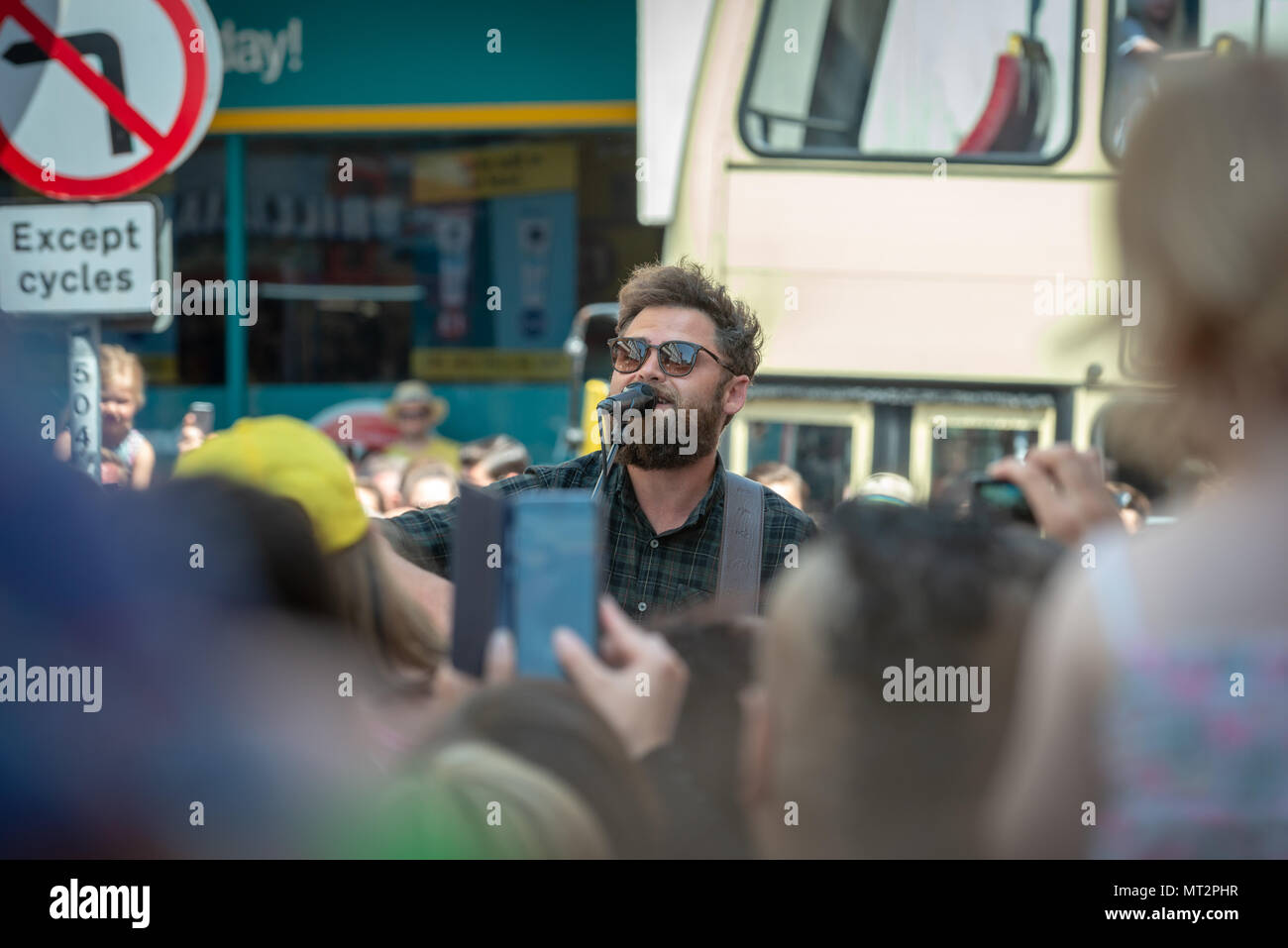 Englische singer-songwriter und Musiker, Mike Rosenberg besser unter seinem Künstlernamen Passagier bekannt ist, überrascht, als er anfing, Straßenmusik in in der Straße in Brighton, East Sussex, UK. Stockfoto