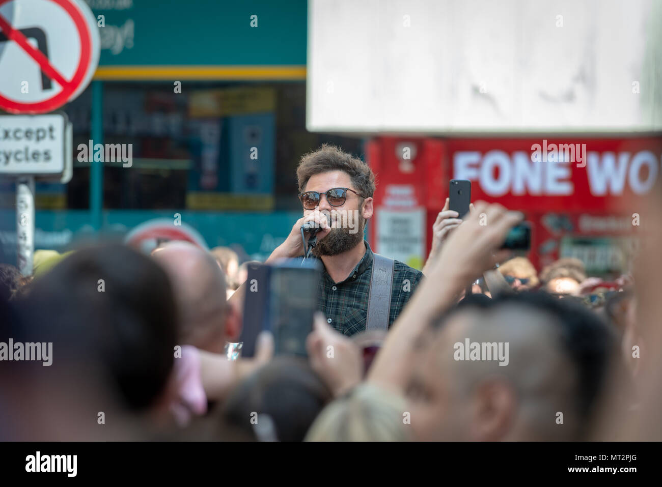 Englische singer-songwriter und Musiker, Mike Rosenberg besser unter seinem Künstlernamen Passagier bekannt ist, überrascht, als er anfing, Straßenmusik in in der Straße in Brighton, East Sussex, UK. Stockfoto