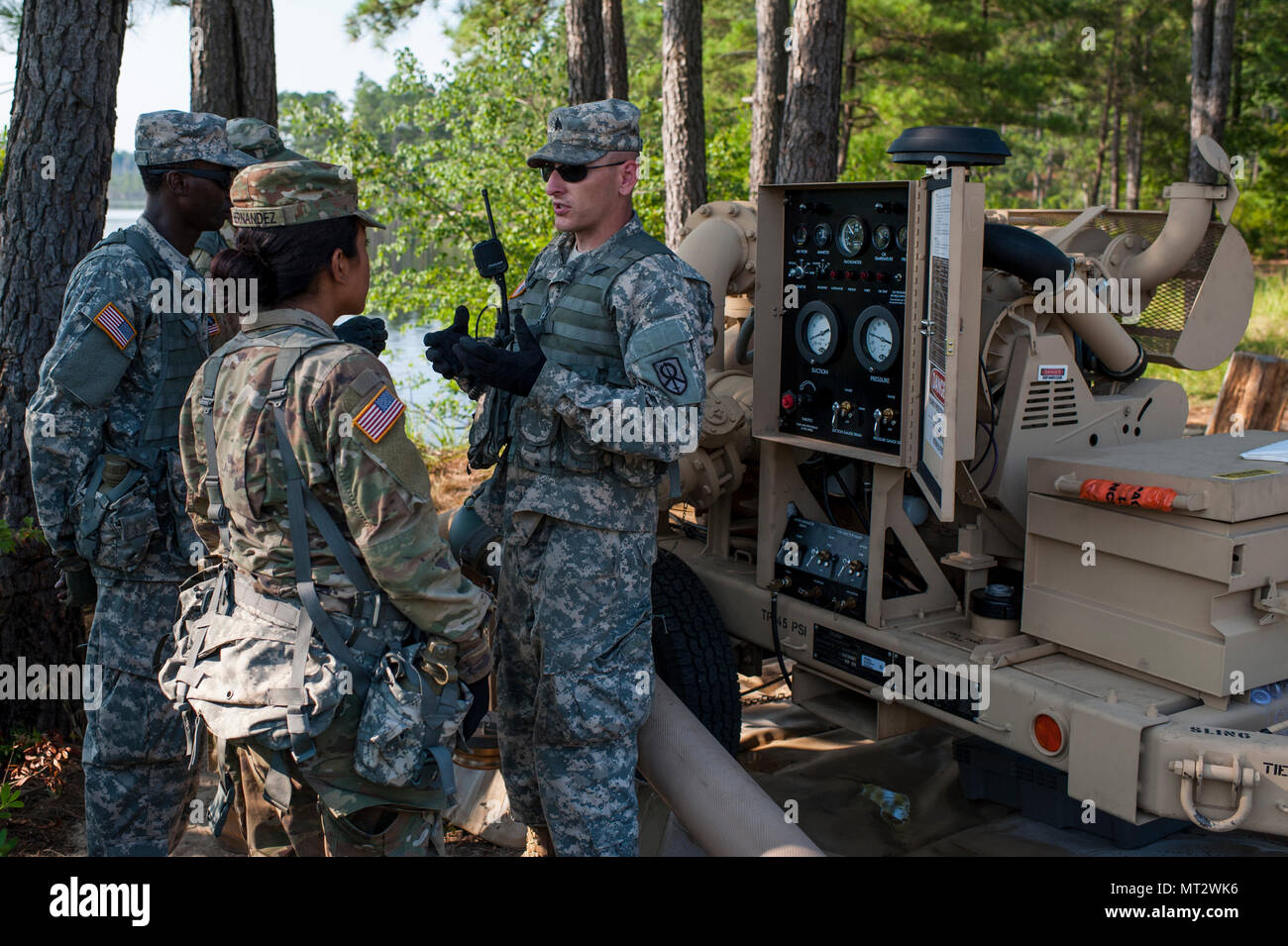 Us-Armee finden Sgt. James Powell, mit dem 728Th Quartermaster Unternehmen, Fremont, Neb., erklärt die Funktion der Binnenschifffahrt Pipeline Distribution System während QLLEX 2017, 21. Juli in Fort Bragg, NC. QLLEX, kurz für Quartermaster Flüssiglogistik ausüben, ist Premier der US-Armee finden Bereitschaft Übung für Kraftstoff und Wasser Verteilung. Die diesjährigen QLLEX ist nicht nur eine Demonstration der Leistungsfähigkeit, Einsatzbereitschaft und Letalität von America's Army Reserve Kraftstoff und Wasser zu setzen, wo sie am meisten gebraucht wird - in den Fahrzeugen und an den Händen des Krieges - Kämpfer und Manöver Einheiten - aber es auch Stockfoto